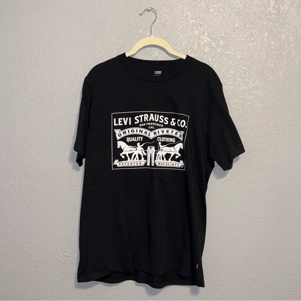 Levi’s Graphic Tee